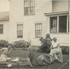 Great-Aunt Mary's house (1952) Mom, baby David, unknown, Aunt Mary
